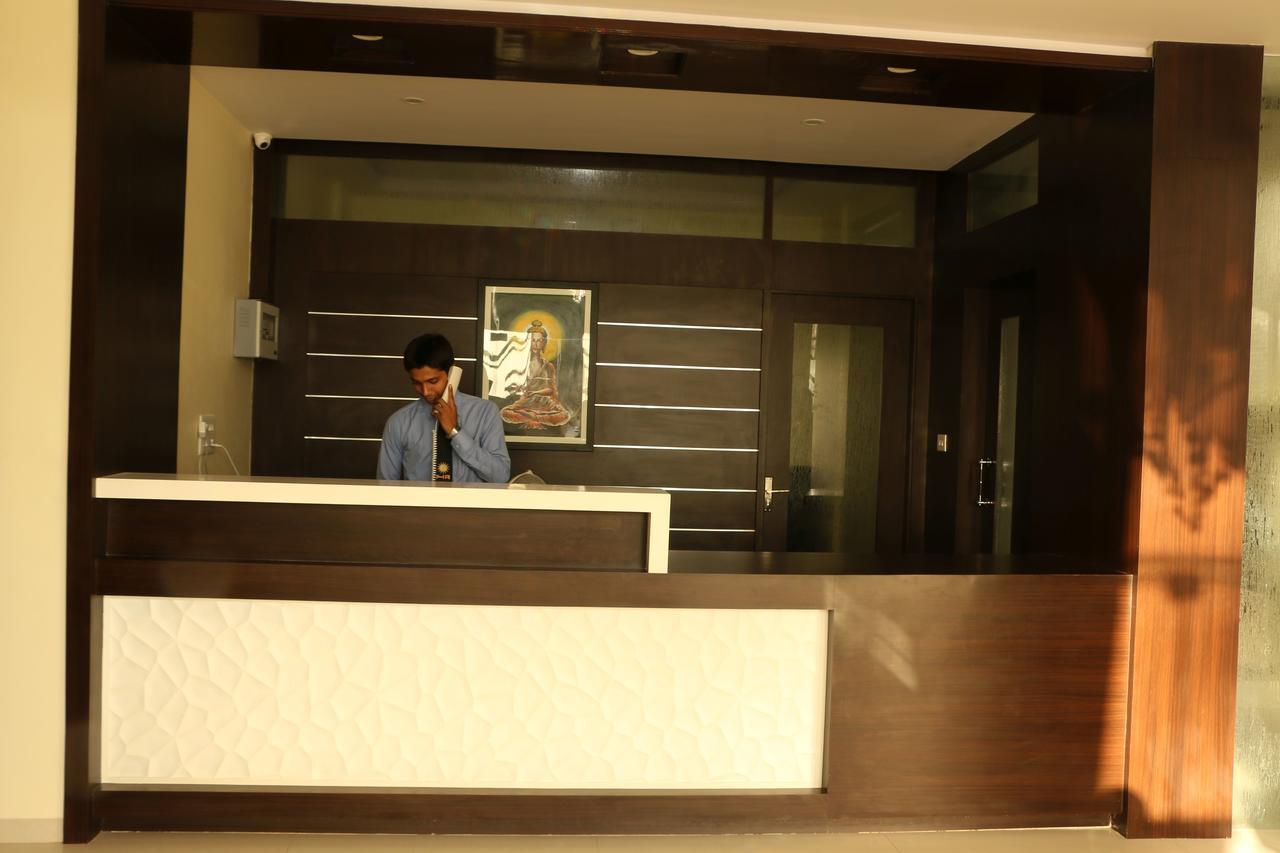 Hotel Reevanta Даман Екстериор снимка